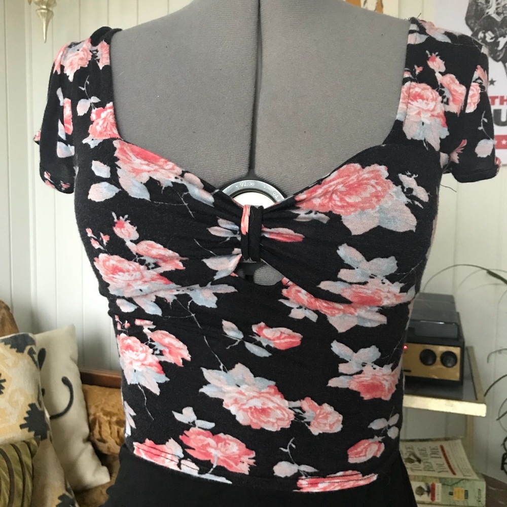 Adorable Floral top with Keyhole
